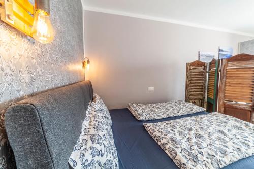 una piccola camera con letto e divano di Amazing Luxury Apartment, La Casa del Corazon a Morro del Jable