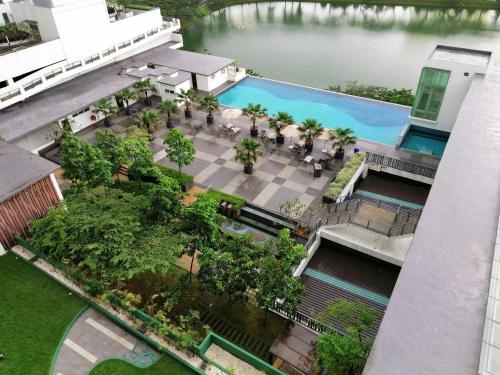 una vista aérea de una piscina en un edificio en Setapak Central Signature Suites by Manhattan Group en Kuala Lumpur