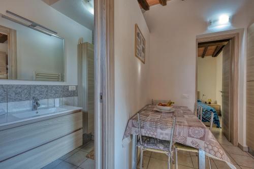 eine Küche mit einem Tisch mit Stühlen und einem Waschbecken in der Unterkunft La Casina di Alan - Goelba in Porto Azzurro