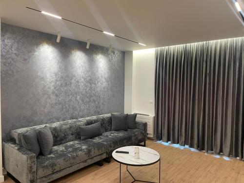 Emi Apartment tesisinde bir oturma alanı