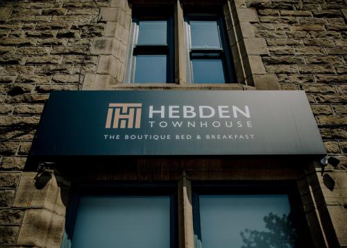 un bâtiment avec un panneau indiquant la maison de ville hilibben dans l'établissement Hebden Townhouse, à Hebden Bridge