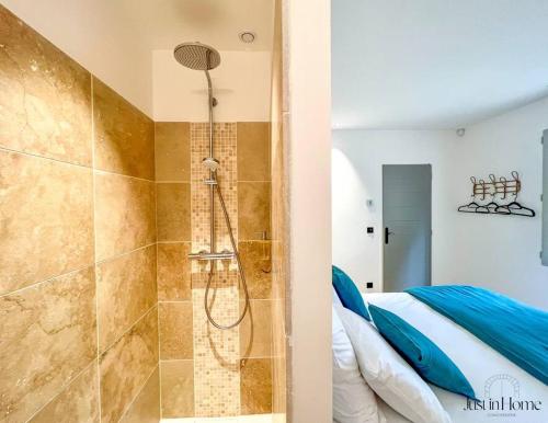 La salle de bains est pourvue d'une douche à côté d'un lit. dans l'établissement Villa standing Uzès,piscine,clim, à Uzès