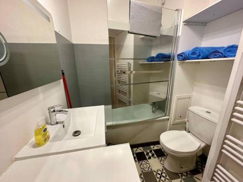 une salle de bain avec un lavabo blanc et des toilettes dans l'établissement Studio avec piscine proche du centre et de la gare, à Sanary-sur-Mer
