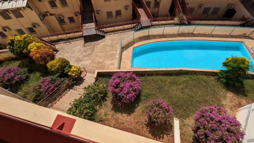 - une vue sur le jardin et la piscine dans l'établissement Appartement TUWA, à Koungou