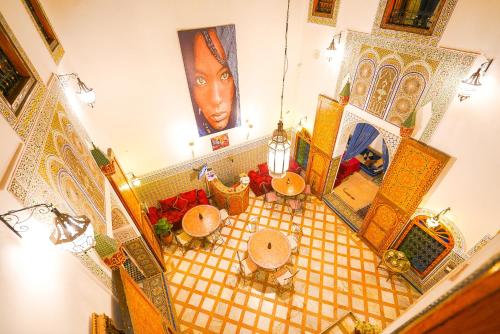 非斯的住宿－Riad Sahraui，享有上方景色的浴室,铺有瓷砖地板