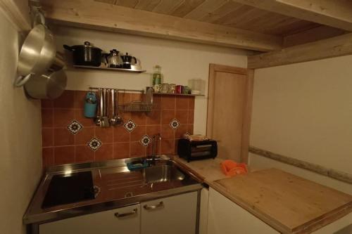 une petite cuisine avec évier et comptoir dans l'établissement Casa Torre dell'Angelo, à Bitonto