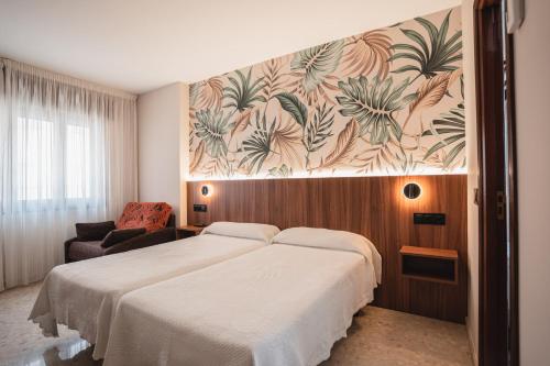A bed or beds in a room at Hotel Xunqueira
