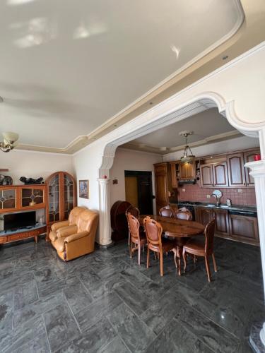 Il comprend une cuisine et un salon avec une table et des chaises. dans l'établissement Green Garden Villa, à Durrës