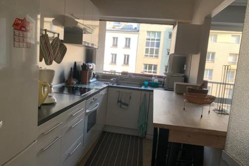 A kitchen or kitchenette at Spacious cocoon near the Place de la Nation