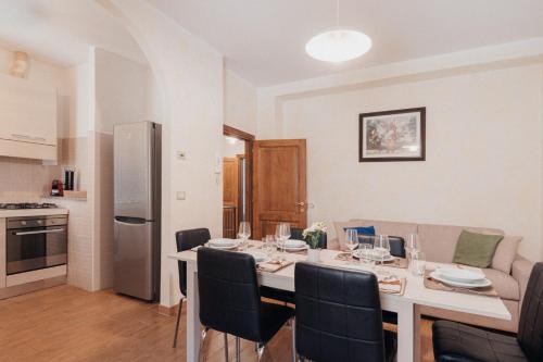 拉戈堡的住宿－Appartamento del Corso，厨房以及带桌椅的用餐室。