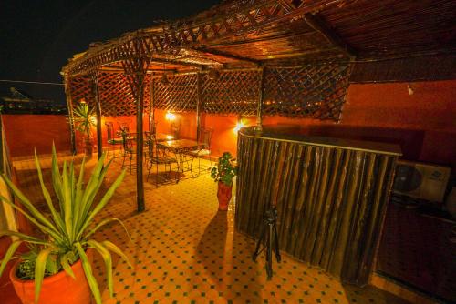 a room with a patio with a table and some plants at Riad Sahraui in Fès