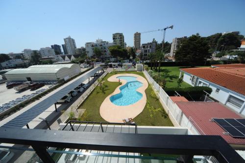 una vista aérea de una piscina en una ciudad en BOHIO Premium 3 dormitorios, en Benicàssim