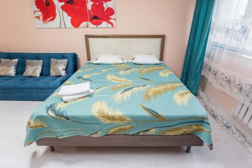阿拉木圖的住宿－Квартира с видом на горы，一间卧室配有一张带五颜六色棉被的床