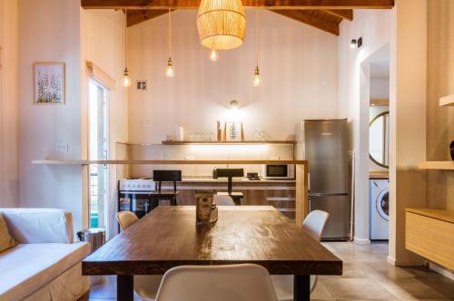 a dining room with a table and a kitchen at BOG El Sureño in Villa La Angostura