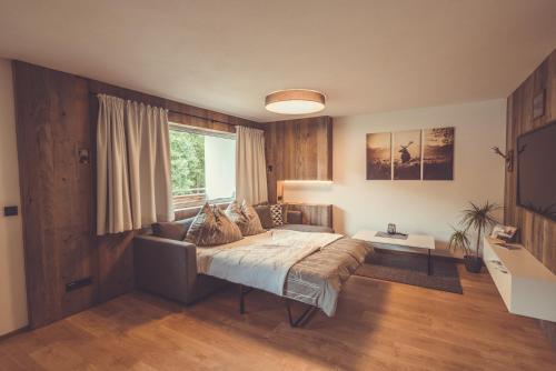 una camera con letto e finestra di Apartment Gipfelblick a Kirchdorf in Tirol