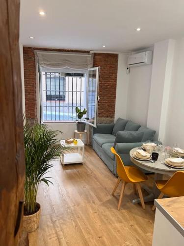 a living room with a couch and a table at Apartamento Atocha/Reina Sofía in Madrid