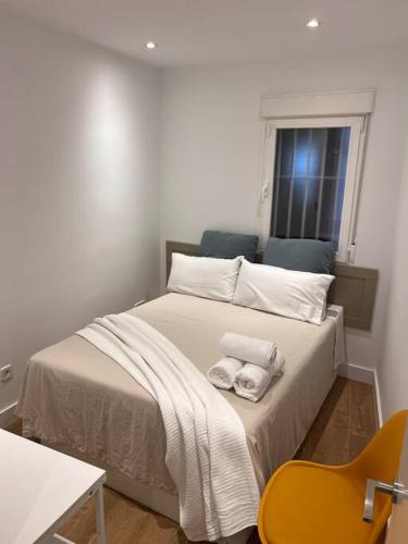 a bedroom with a bed with two towels on it at Apartamento Atocha/Reina Sofía in Madrid