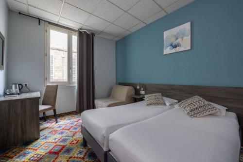 une chambre d'hôtel avec un lit, une chaise et une fenêtre dans l'établissement The Originals Boutique, Hôtel Danieli, Avignon, à Avignon