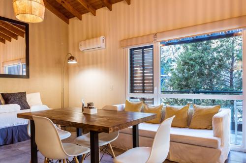 una sala de estar con una mesa y un sofá en BOG El Sureño, en Villa La Angostura