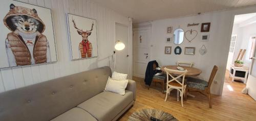 ein Wohnzimmer mit einem Sofa und einem Tisch in der Unterkunft APARTAMENTO CON ENCANTO TÍPICO CERETÀ Centro in Puigcerdà