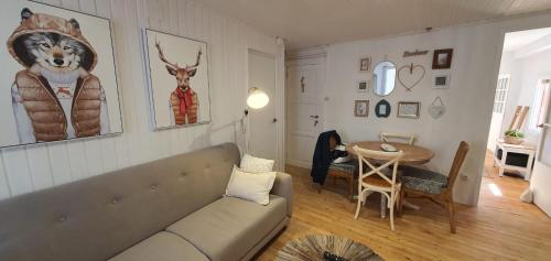 un soggiorno con un divano e un tavolo di APARTAMENTO CON ENCANTO TÍPICO CERETÀ Centro a Puigcerdà