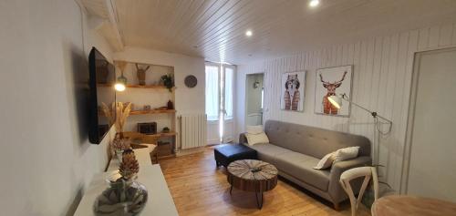 ein Wohnzimmer mit einem Sofa und einem Tisch in der Unterkunft APARTAMENTO CON ENCANTO TÍPICO CERETÀ Centro in Puigcerdà