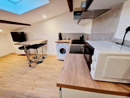 a kitchen with a counter and a sink and a dishwasher at Appart douillet hypercentre neuf climatisé in Valence