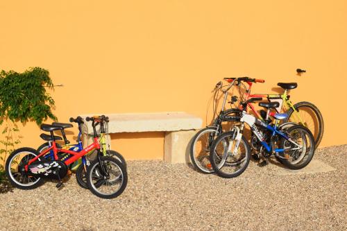 3 biciclette sono parcheggiate accanto a un muro di Villa PARADISO a Muro Leccese