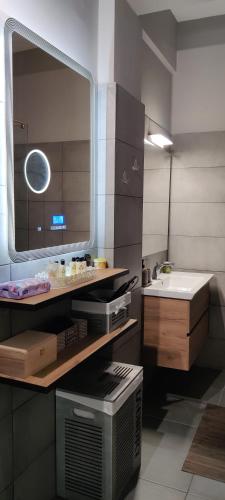 een badkamer met een wastafel en een spiegel bij Beautiful Apartment in Corfu in Ágios Rókkos