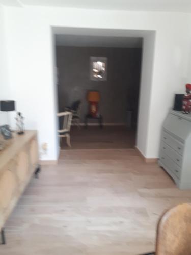 uma sala de estar vazia com uma mesa e uma cómoda em Appartement proche étang de thau em Sète