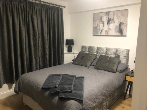Un dormitorio con una cama con una manta. en Modern En-suite Double Room en Newport