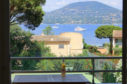 d'un balcon avec une table et une vue sur l'eau. dans l'établissement Family nest overlooking the Gulf of Saint-Tropez, à Saint-Tropez