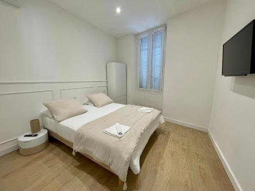 une chambre blanche avec un lit et une fenêtre dans l'établissement Hyper Centre Cannes - Plages et Palais 5min à pied, à Cannes