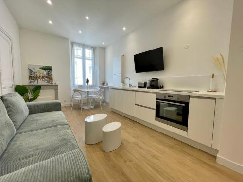 un salon avec un canapé et une cuisine dans l'établissement Hyper Centre Cannes - Plages et Palais 5min à pied, à Cannes