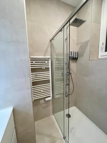 une douche avec une porte vitrée dans une salle de bain dans l'établissement Hyper Centre Cannes - Plages et Palais 5min à pied, à Cannes