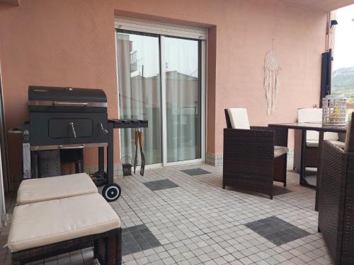 a living room with a grill and a table at Ca la Raquel haus in Corbera