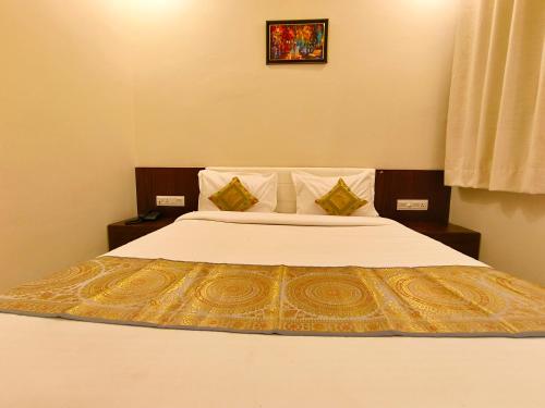 Ein Bett oder Betten in einem Zimmer der Unterkunft Hotel Veer Palace near Udaipole Udaipur