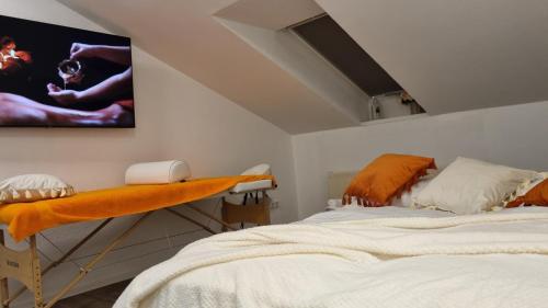 a bedroom with a bed and a tv on the wall at Wohnung: Beast. Bis 6 Personen, Klima, Massageliege, 3x TV in Cremlingen