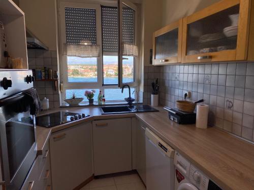 Kuchyň nebo kuchyňský kout v ubytování Breathtaking Sea View Condo in City Center Zadar