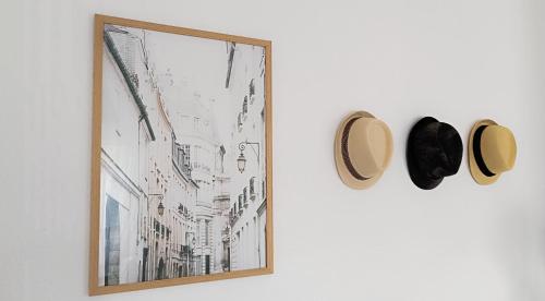 parę butów i zdjęcie na ścianie w obiekcie Belvárosi Stúdió Apartman w mieście Kecskemét