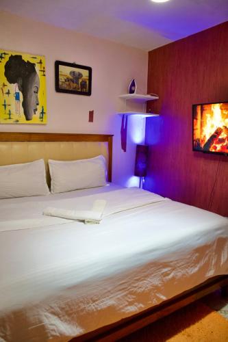 a bedroom with a large white bed in a room at Toly’s Spacious One Bedroom in Nairobi