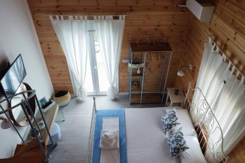 ein Wohnzimmer mit einem Sofa und einem großen Fenster in der Unterkunft Elafonisos Loft B3 in Elafonisos