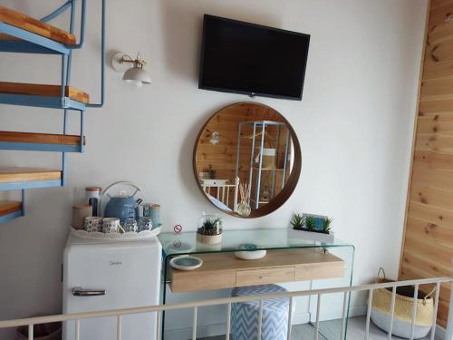 een kamer met een koelkast en een spiegel aan de muur bij Elafonisos Loft B3 in Elafonisos
