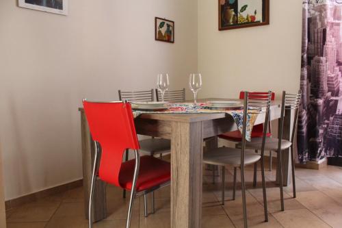 マスカリにあるCasa Granitaのダイニングルーム(テーブル、赤い椅子付)