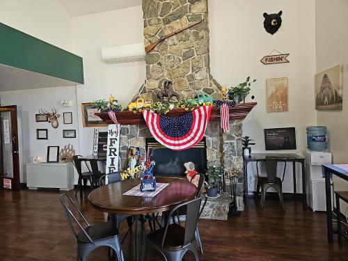 Televisyen dan/atau pusat hiburan di Jefferson Inn
