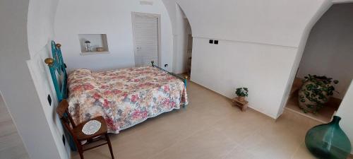 una camera con un letto e una sedia di Villa PARADISO a Muro Leccese