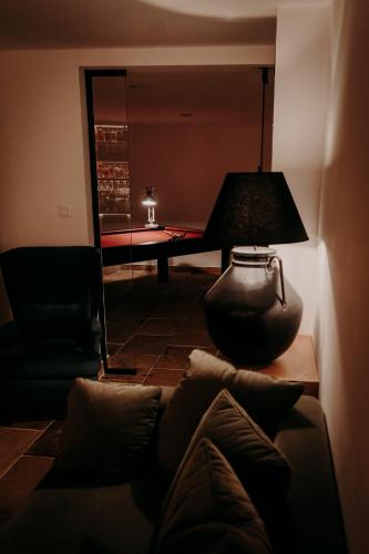 a living room with a couch and a lamp at Vila Zvonica - 3 minúty od Starý Smokovec in Nová Lesná