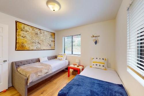uma sala de estar com duas camas e um sofá em Spruce Overlook em Shelter Cove