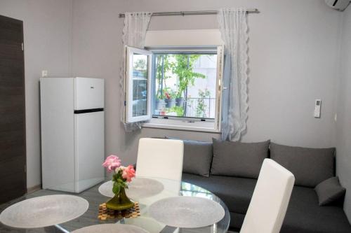 een woonkamer met een bank en een tafel bij Apartment Bruna in Solin
