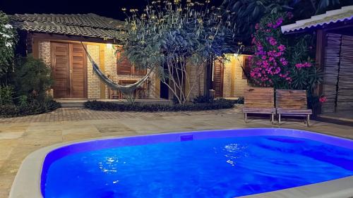una piscina en un patio con una casa en Vila Flamboyant en Barra Grande